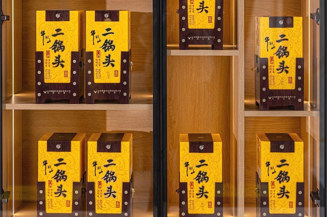 光瓶破2000亿,白牛二利润却暴跌76%、库存激增221%:这场口粮酒洗牌里,酒鬼们到底买哪瓶?