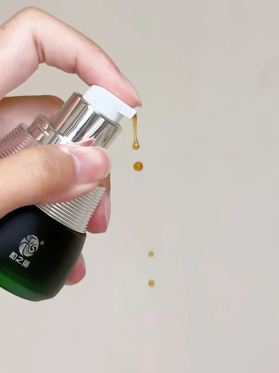 熬夜后的第二天,一半人在叠A醇,一半人只敢涂修护——两拨人都烂过脸