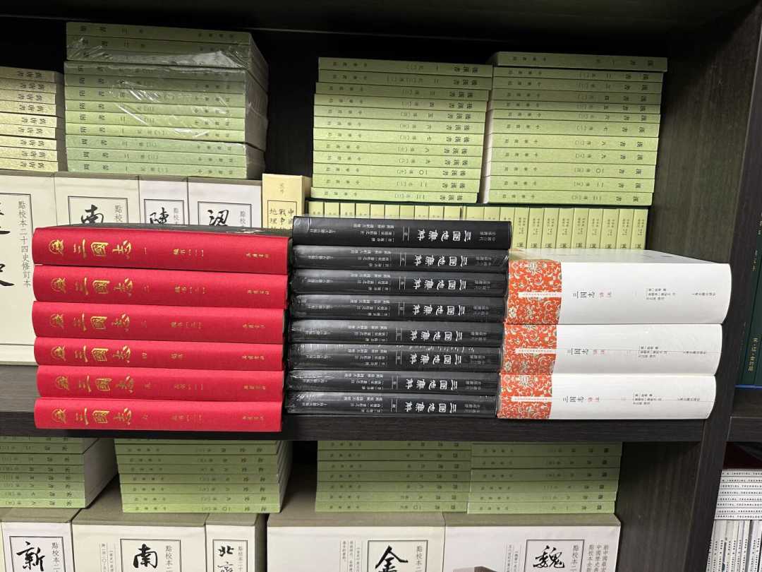 三家出版社挤在同一个秋天出《三国志》:裴注终于被当回事了,岳麓书社九册开大将至,等还是先捡漏?