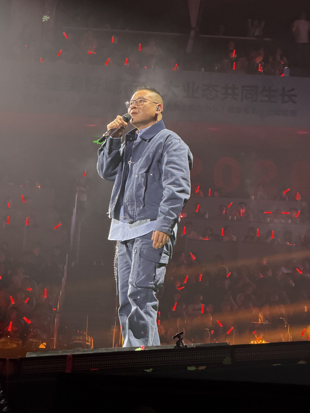 开票20秒售罄,临期内场半价:看完岳云鹏“非要唱”巡演的票价曲线,就知道该在哪一步下手