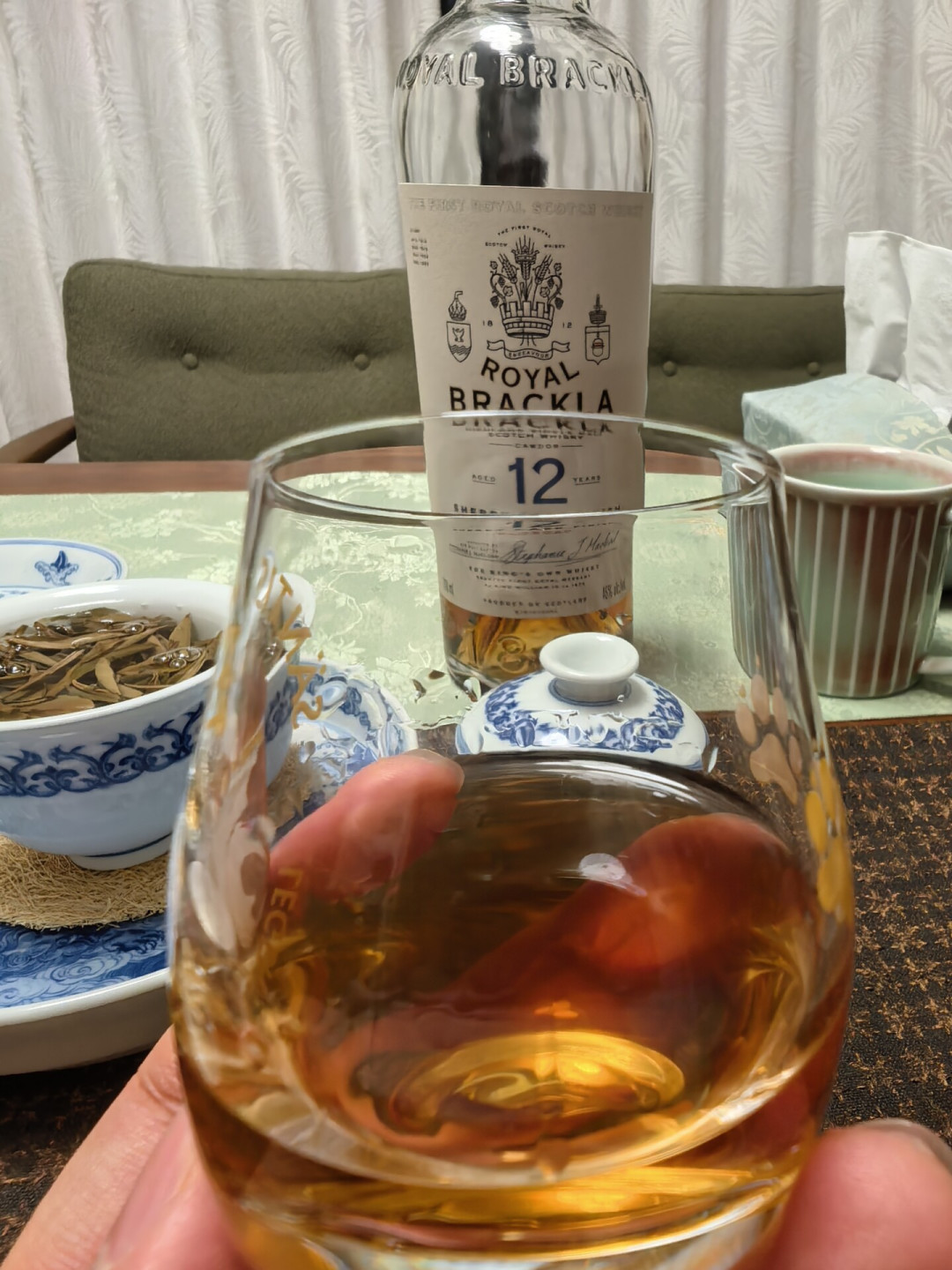 有的说开瓶苦涩,有的说放一个月像换了瓶酒:皇家布莱克拉12年到底值不值得入