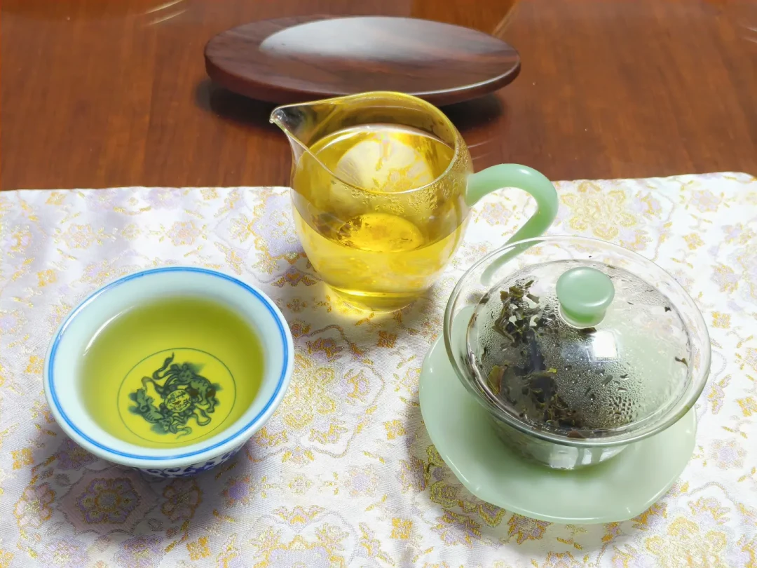 中茶单丛,网上骂的和夸的根本不是同一款?翻完测评,我把两条产品线掰开了说