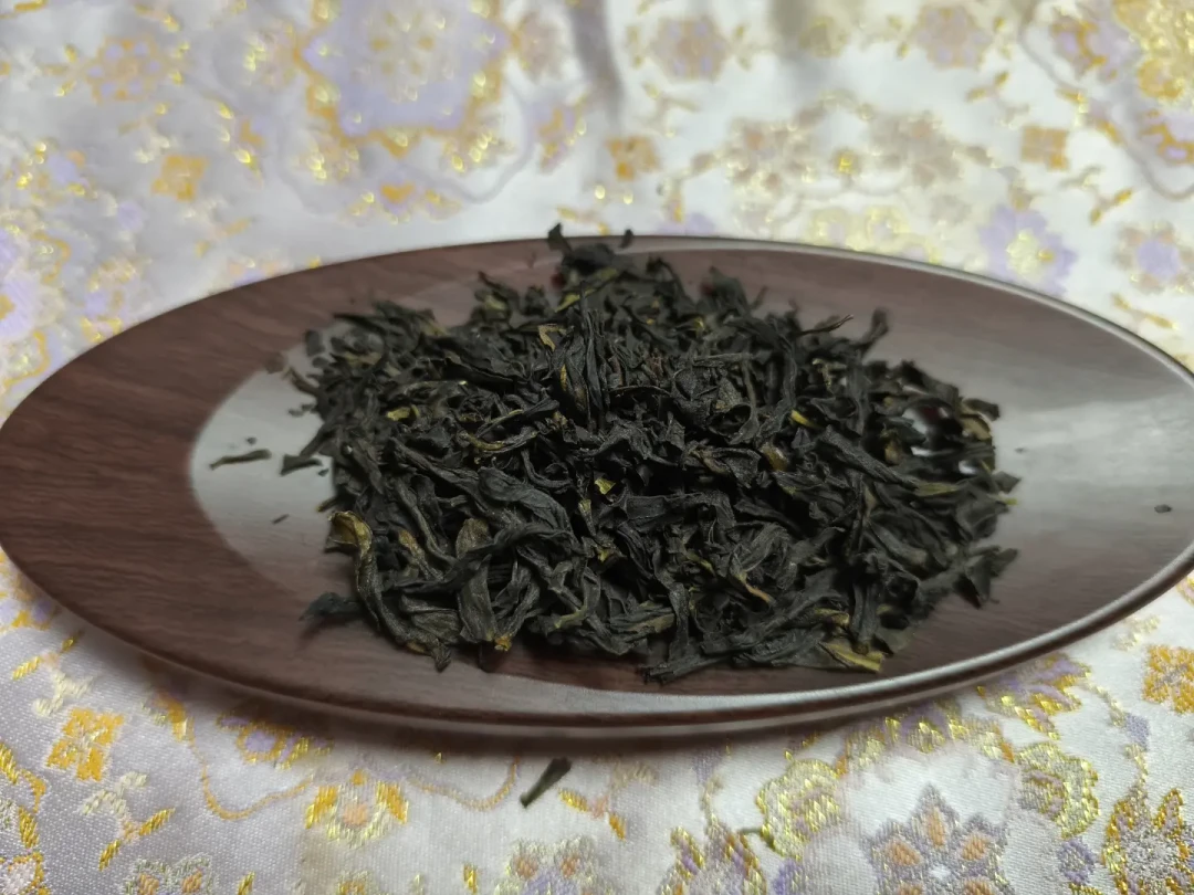 中茶单丛,网上骂的和夸的根本不是同一款?翻完测评,我把两条产品线掰开了说