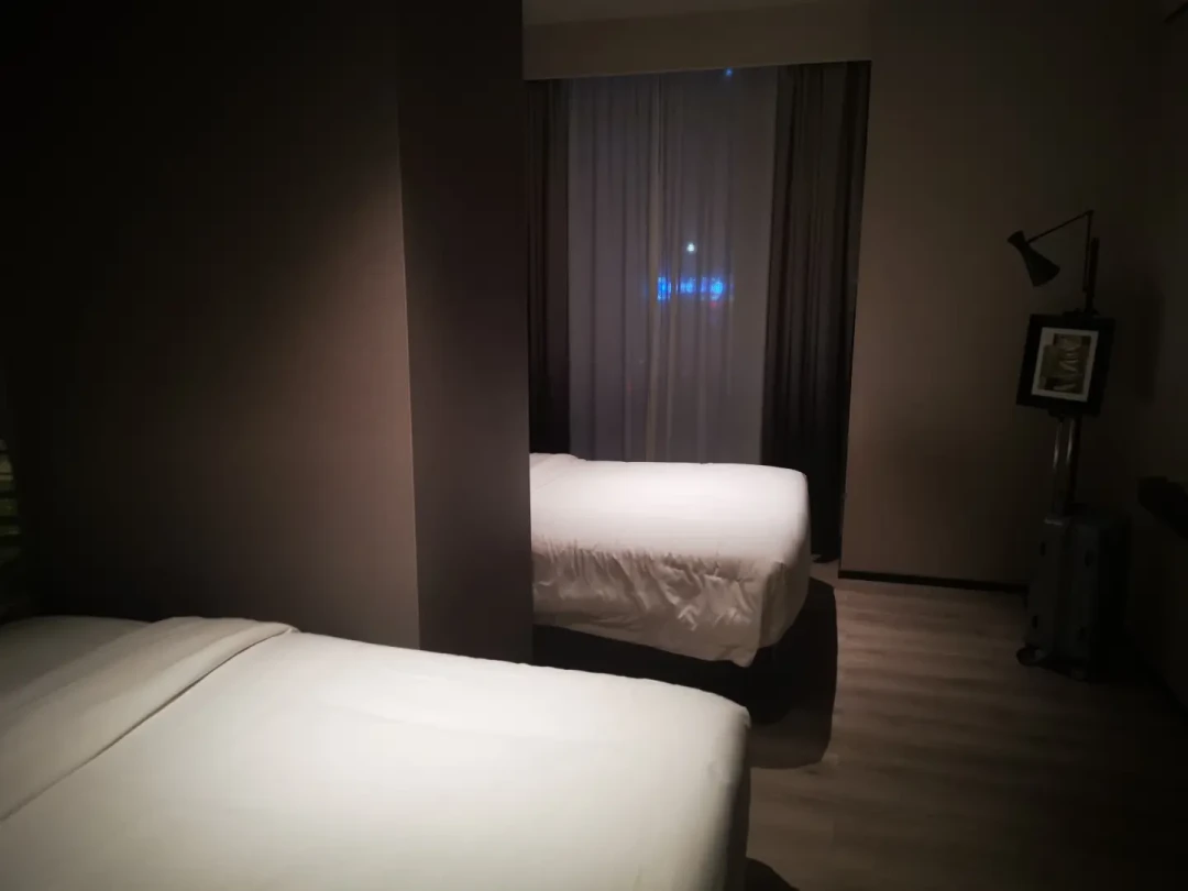 同为国庆漫展拼房,有人557元住满场馆旁4晚,有人退了自家房被拉黑:打钱之前,把这笔账过一遍