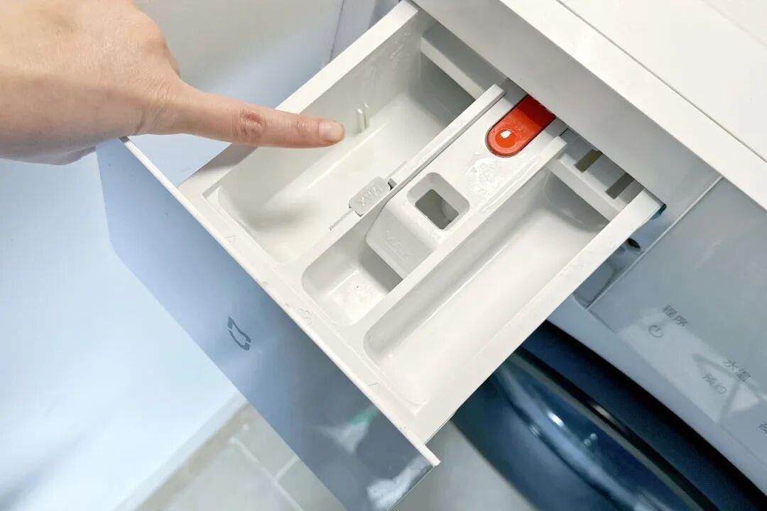 次氯酸消毒片放洗衣机危险吗？开学周把4类衣物消毒液对比清楚：单次成本差十倍，投放方式错了全白搭