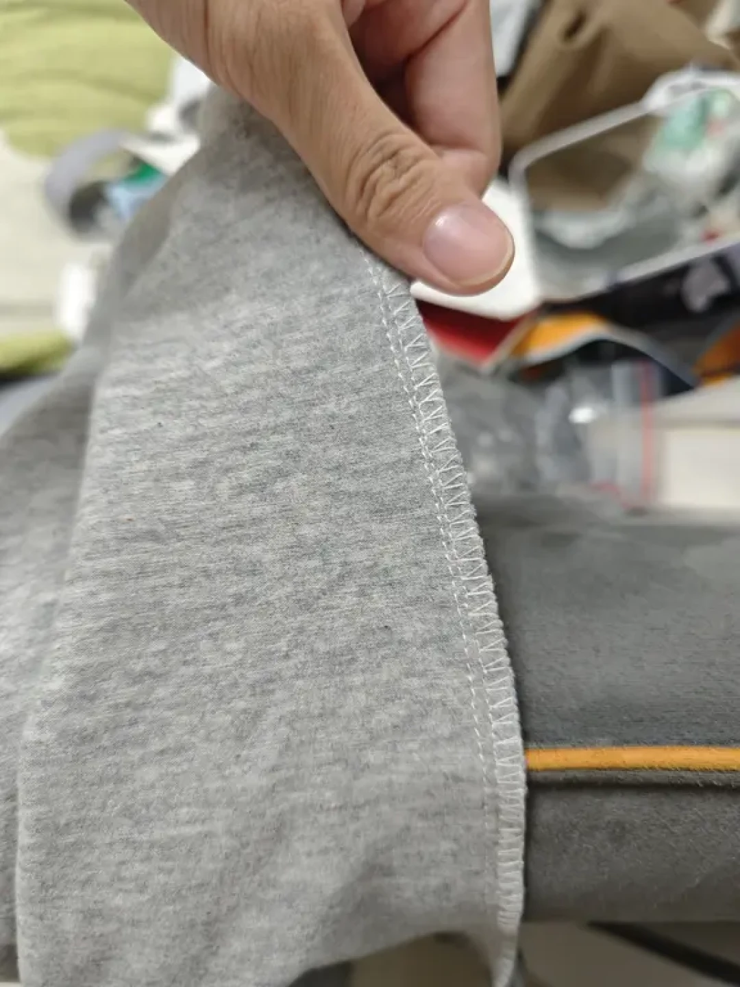 只能锁边不能拼缝,还要一千多:包缝机值不值得买,就看你缝什么布