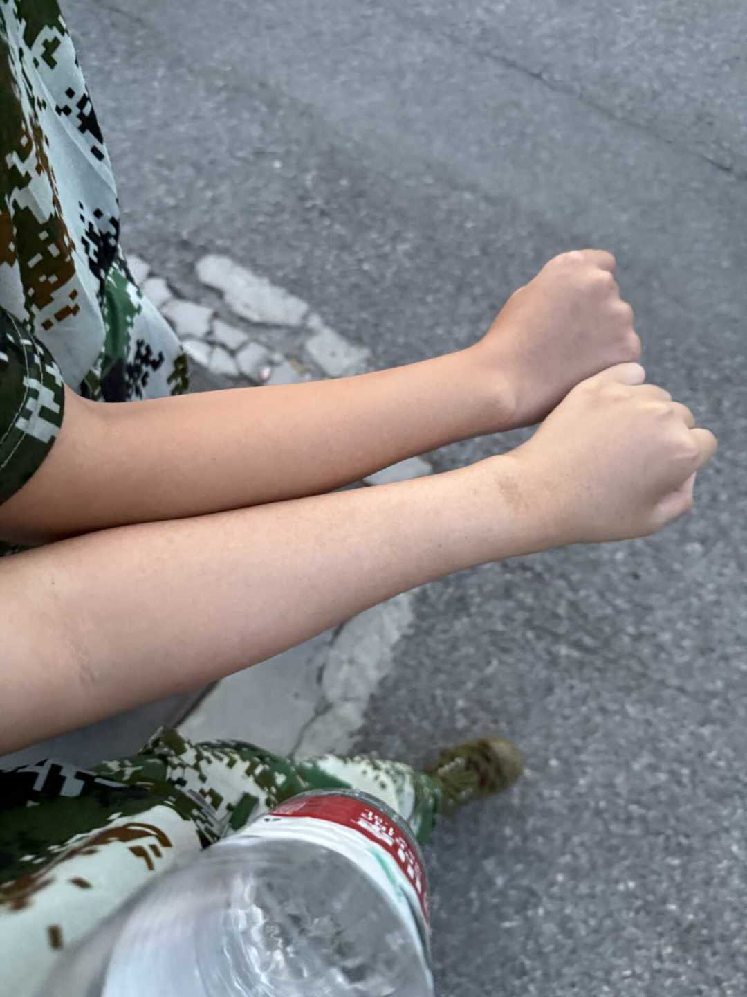 照着推荐清单买还是晒黑?对完三平台40多篇军训防晒帖和几百条实测评论:滤掉广告,只剩一张清单和3个错