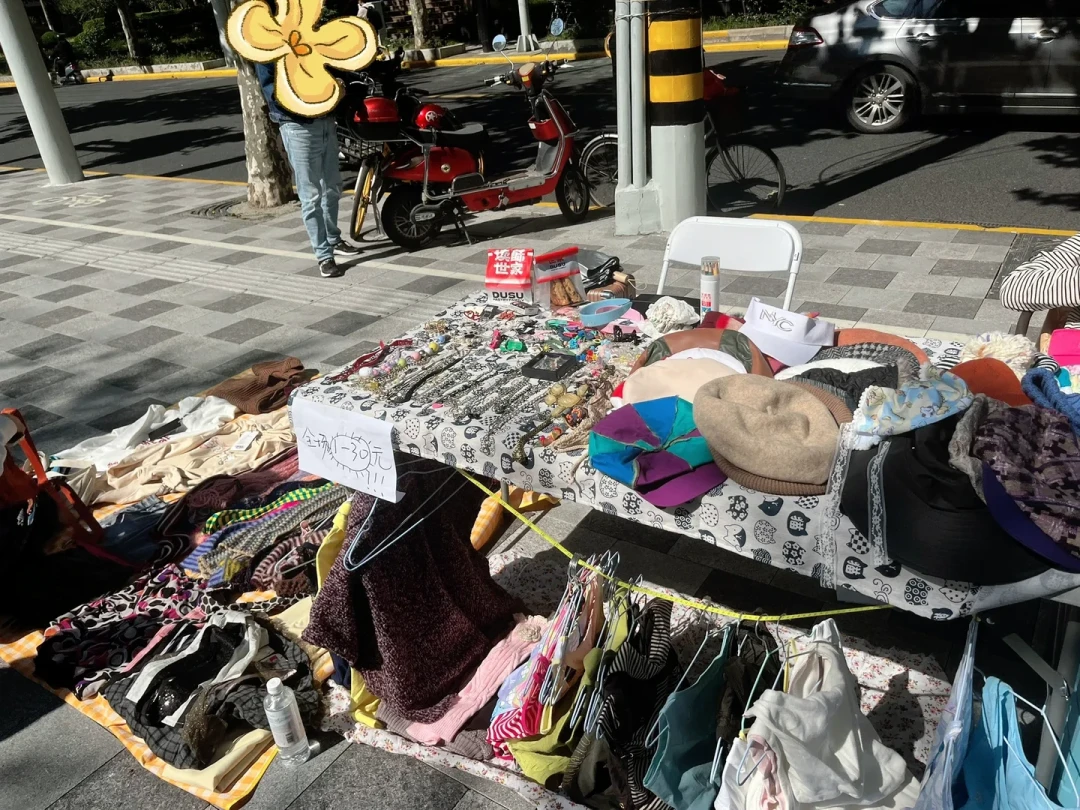 摆摊卖闲置到底能不能回血？我把全网20多份真实账本对了一遍，有人3天卖700，有人12小时只出2单