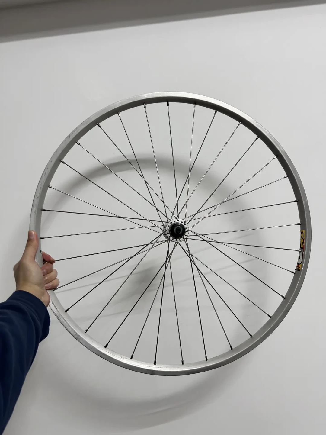 自己手编一对轮组?把零件、工具、翻车三笔账算完,你就知道该DIY还是买成品