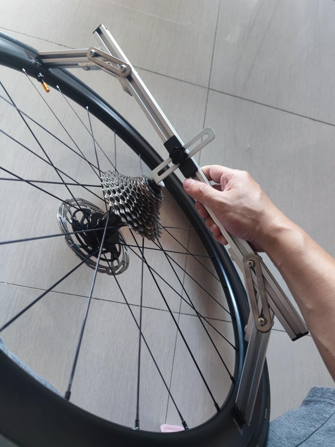 自己手编一对轮组?把零件、工具、翻车三笔账算完,你就知道该DIY还是买成品