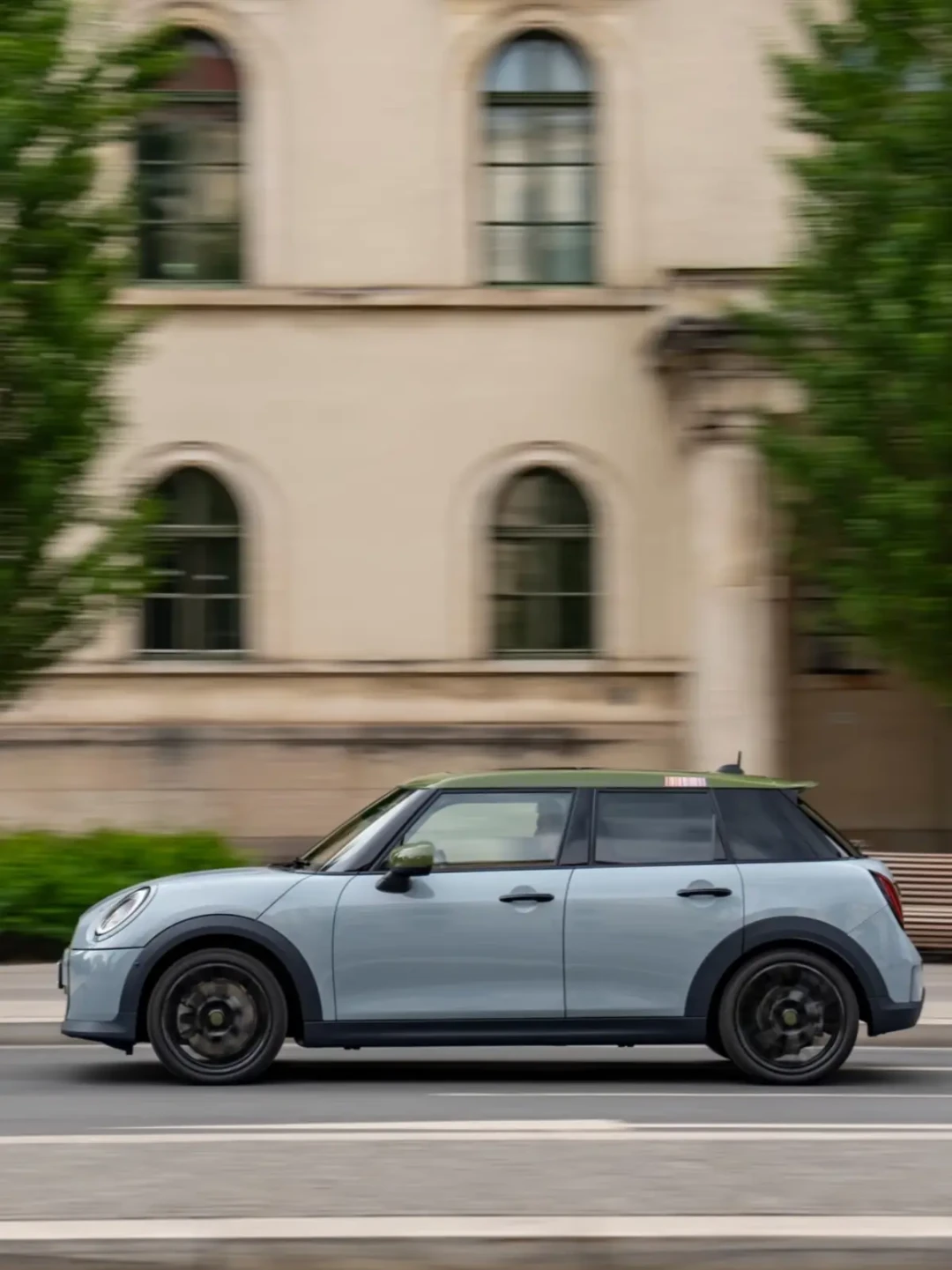 MINI × Paul Smith燃油版快来了:电动设计师款21.78万,普通电动版已跌破15万,这笔“设计师溢价”到底值多少?