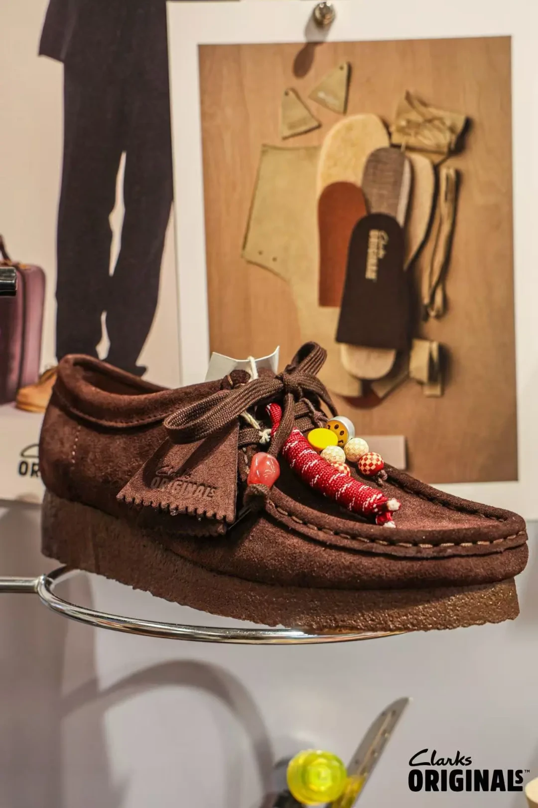 同一张袋鼠鞋脸,鞋底却完全不同:Clarks Wallabee 五条路线理清,秋天这双知道怎么买了