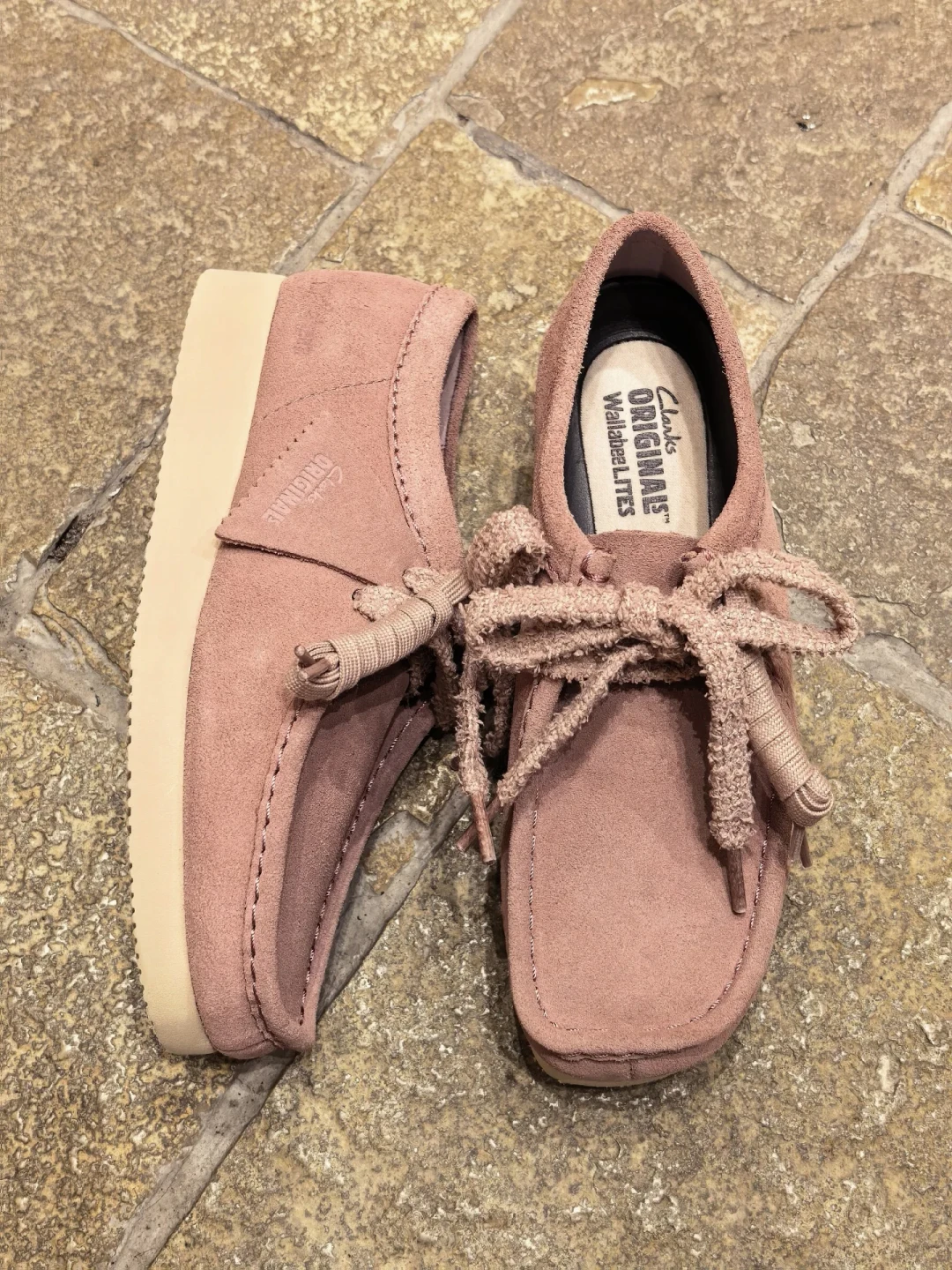同一张袋鼠鞋脸,鞋底却完全不同:Clarks Wallabee 五条路线理清,秋天这双知道怎么买了