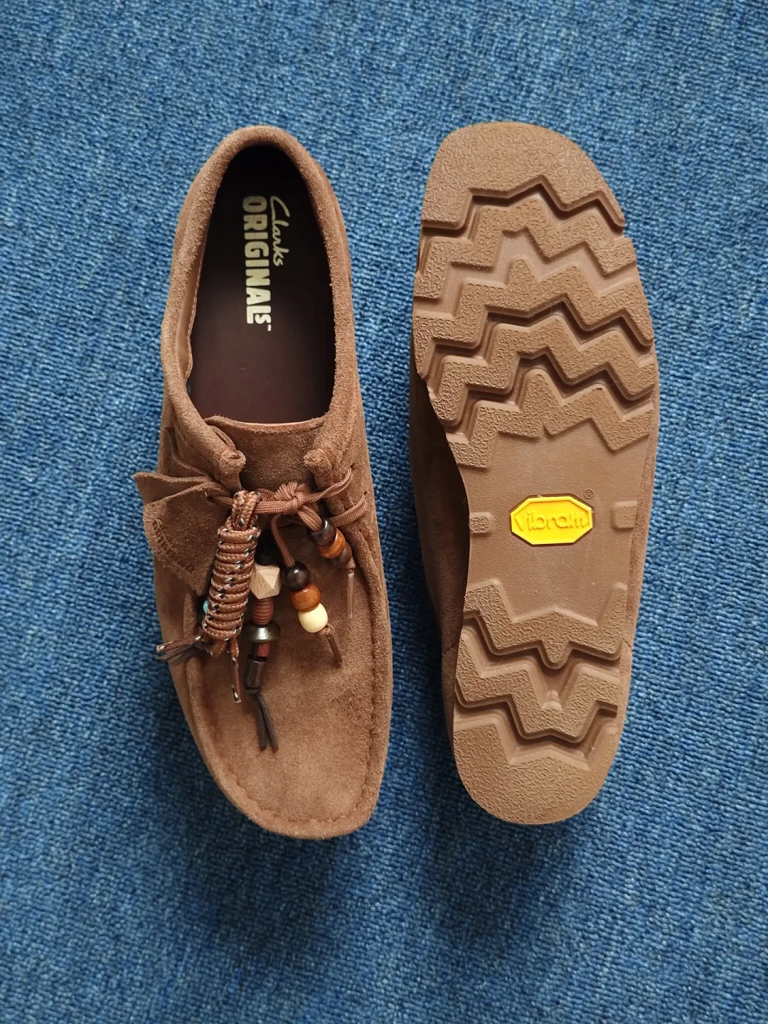同一张袋鼠鞋脸,鞋底却完全不同:Clarks Wallabee 五条路线理清,秋天这双知道怎么买了