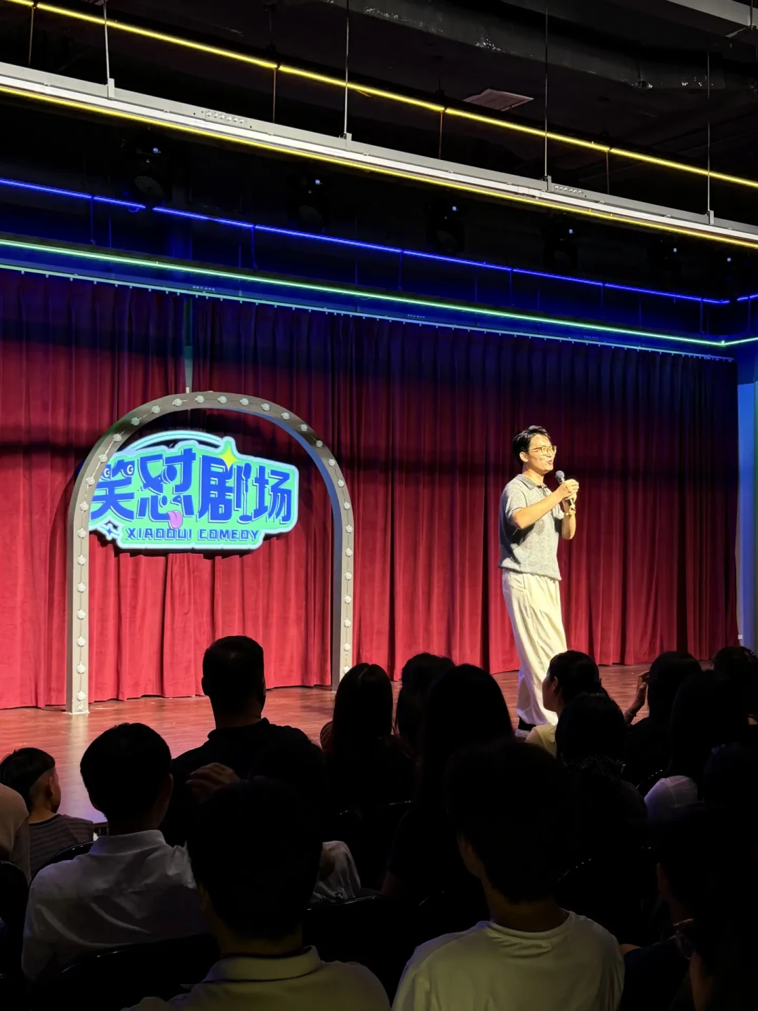 黑灯连发三条怼梁源:被骂傲慢背后,是单口喜剧吵了四年的内部梗旧账