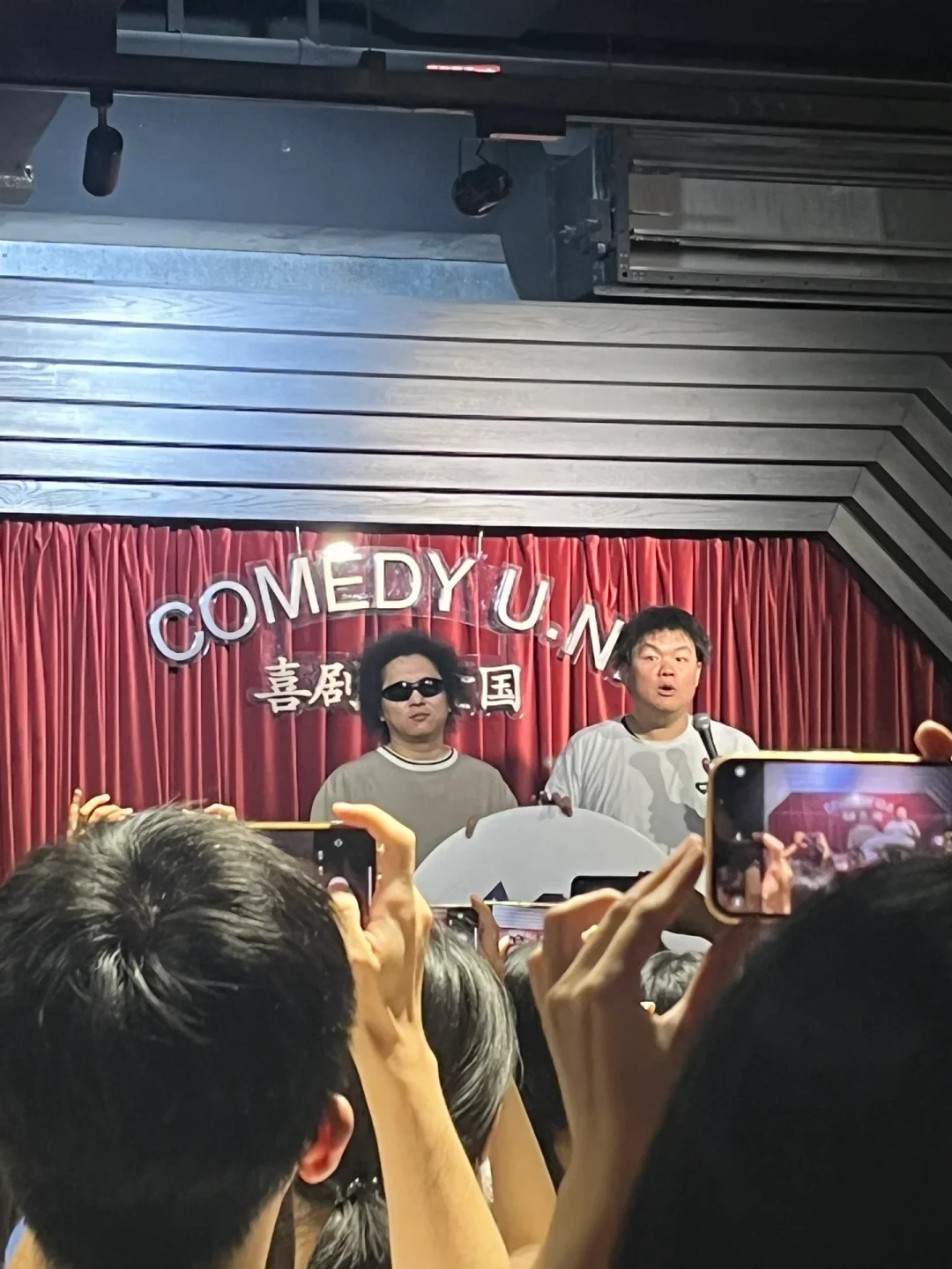 黑灯连发三条怼梁源:被骂傲慢背后,是单口喜剧吵了四年的内部梗旧账