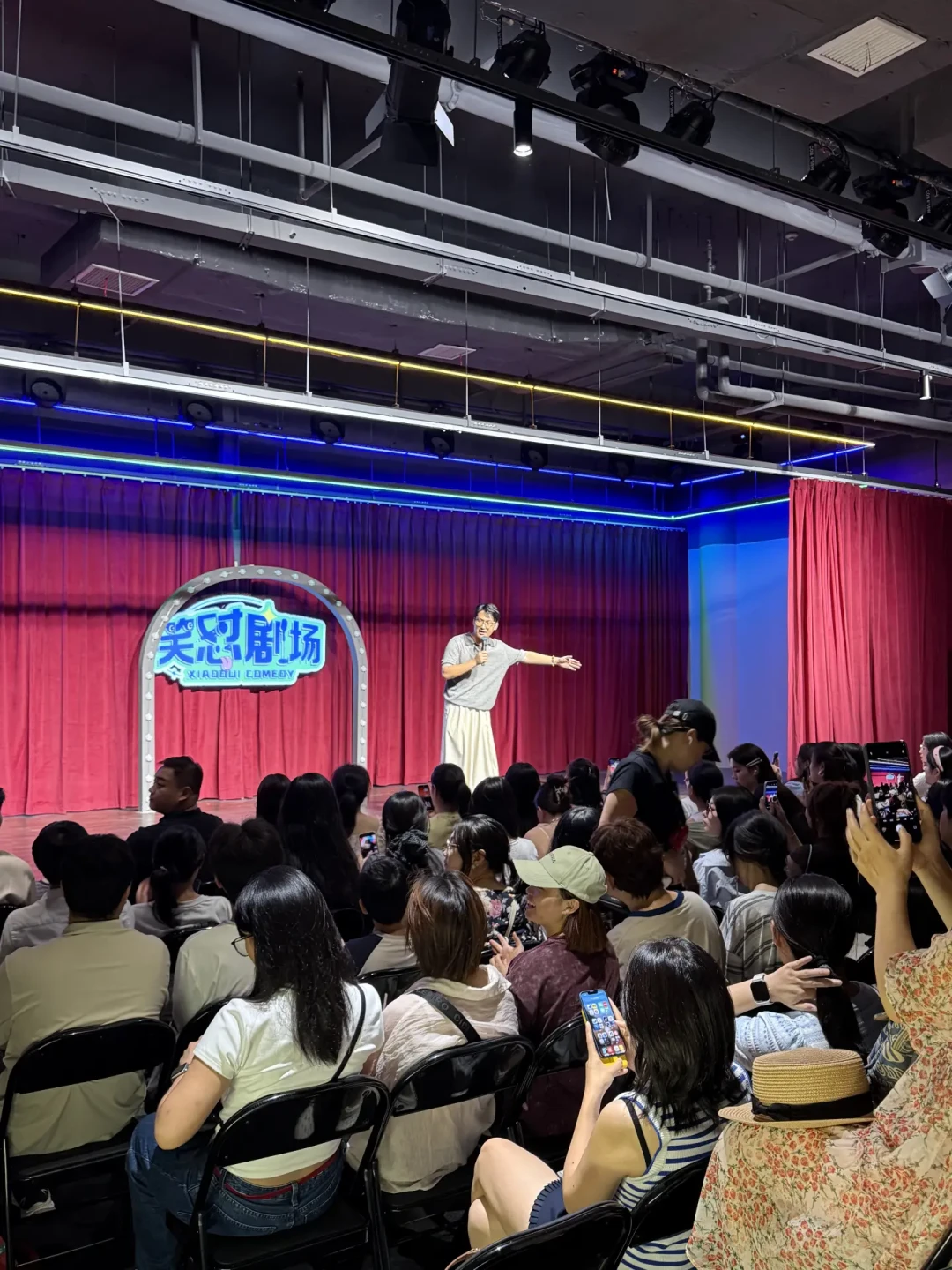 黑灯连发三条怼梁源:被骂傲慢背后,是单口喜剧吵了四年的内部梗旧账