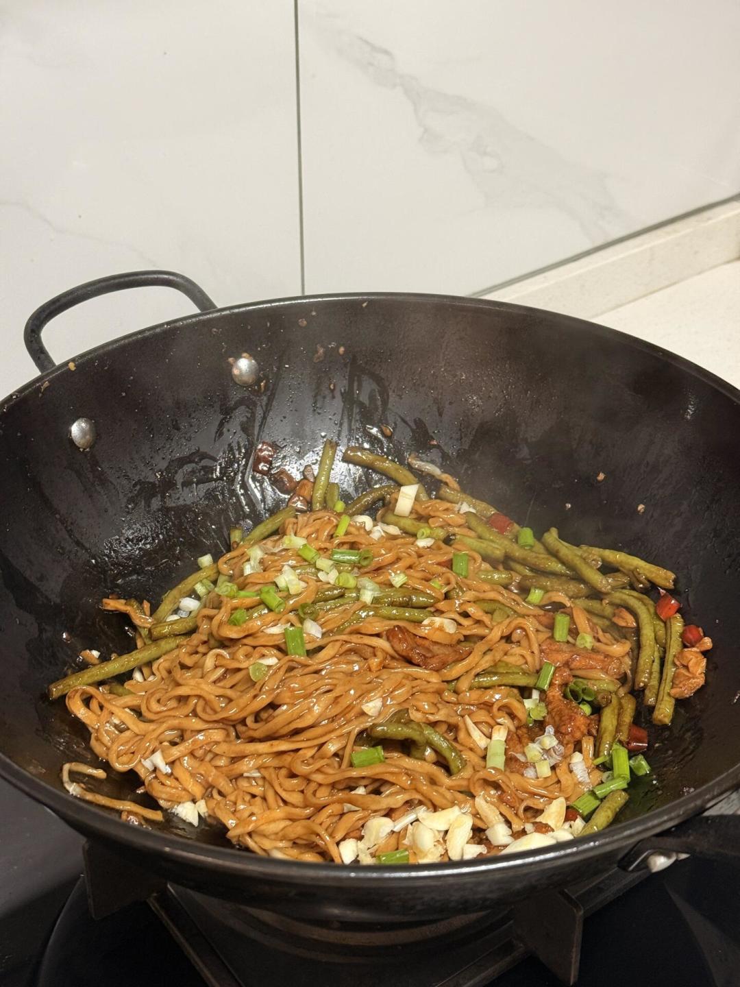 被饭局偷拍20多天后:贾冰不但没塌房,还排上了三部作品