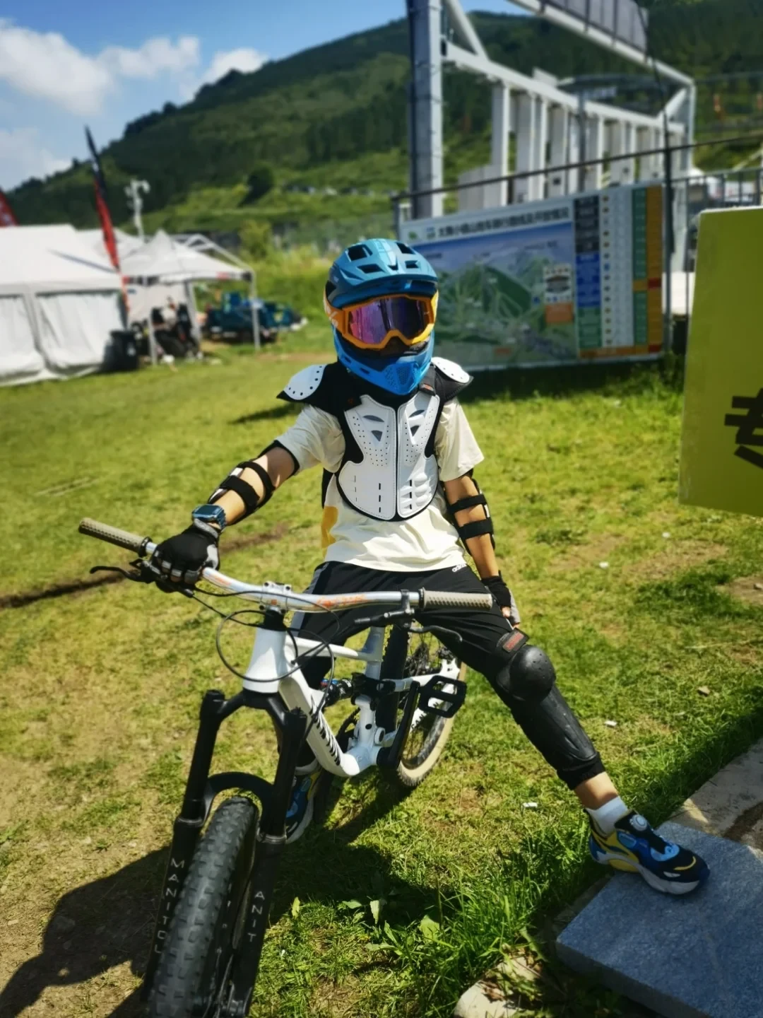 入门山地车速降,先别急着买车:租车、护具、上课、买车的顺序,和每一步的坑