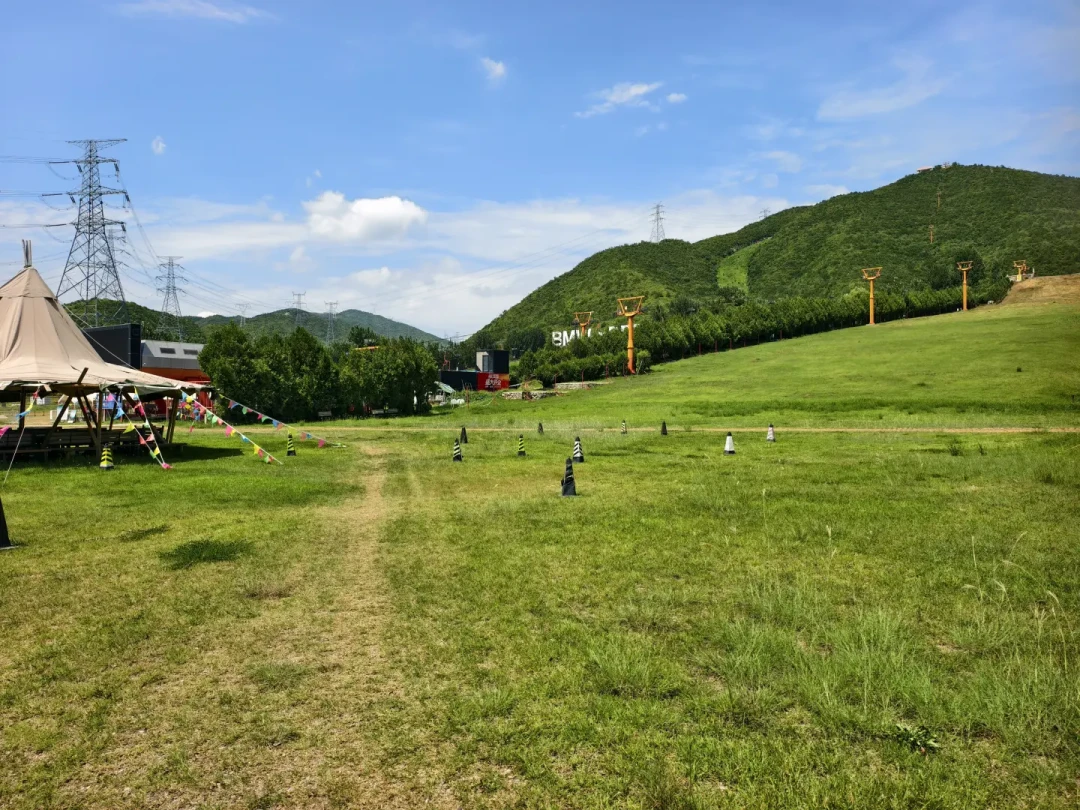 入门山地车速降,先别急着买车:租车、护具、上课、买车的顺序,和每一步的坑
