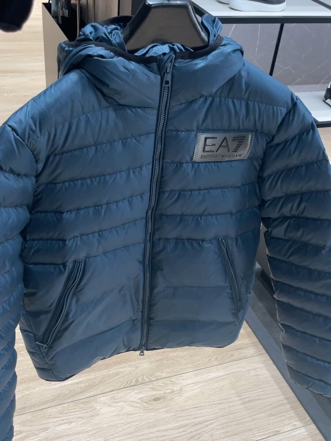 EA7值不值?我把专柜、奥莱、尾货三个渠道的真实价格摊开算了一遍
