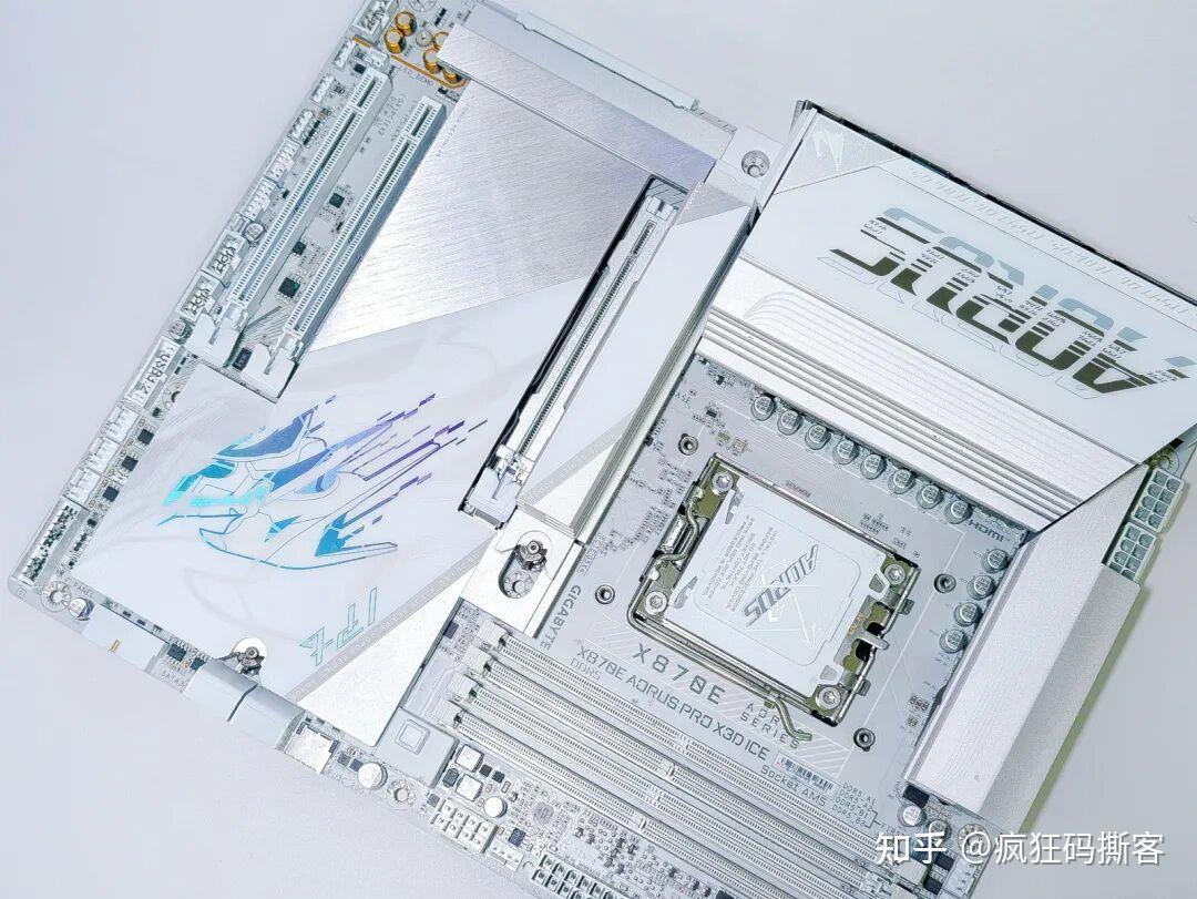 技嘉把X3D鸡血模式2.0下放到1900元：免费午餐是真的，但选哪档看你玩什么游戏，不看规格表