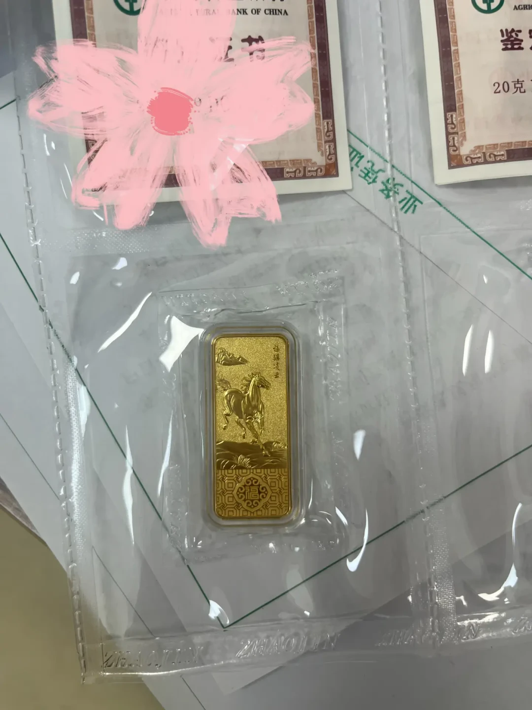 积存金克价重返千元,银行“免手续费”揽客正酣:农行积存金的真实成本,藏在点差、提金和交易时间里