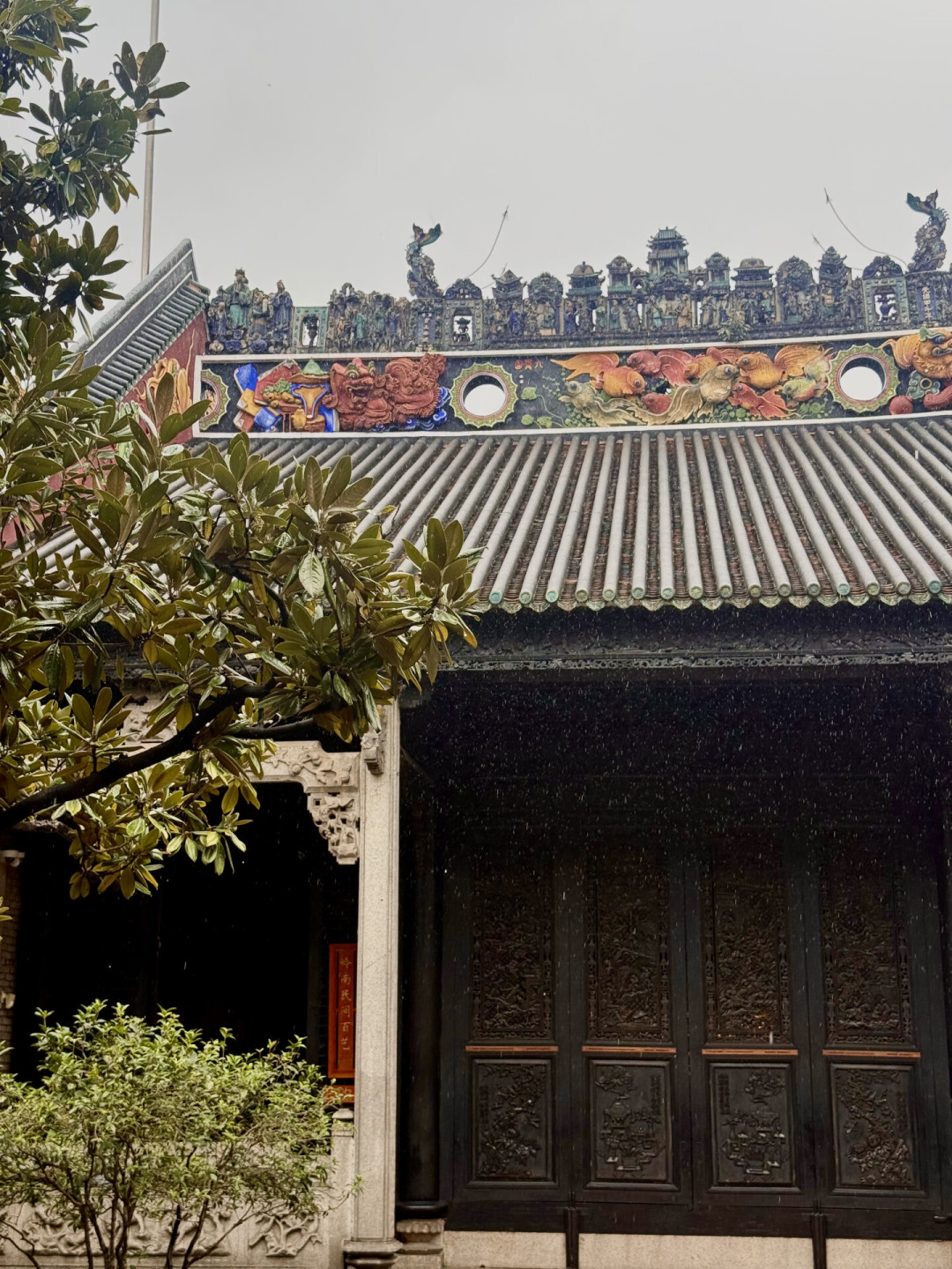 「敢拆就收购公司」的梗是编的,但陈家祠屋顶上刻的全是真的:三个问题读懂七十二县的家族生意经