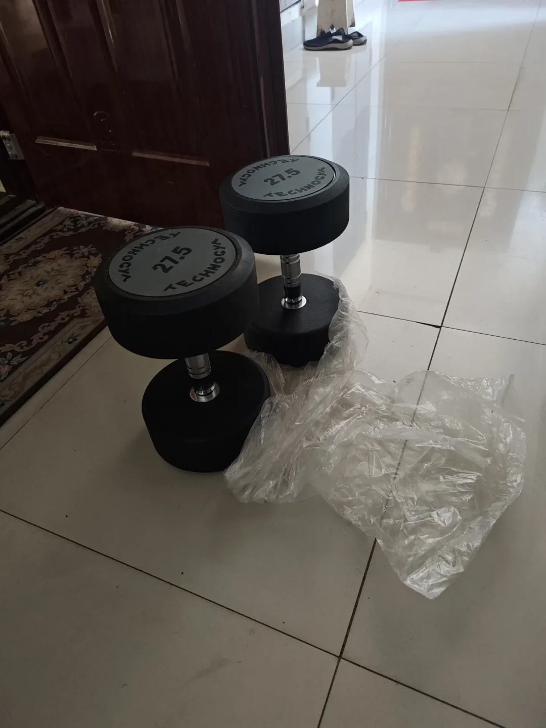 白送的哑铃两天就被捡光了：哑铃到底值多少钱？