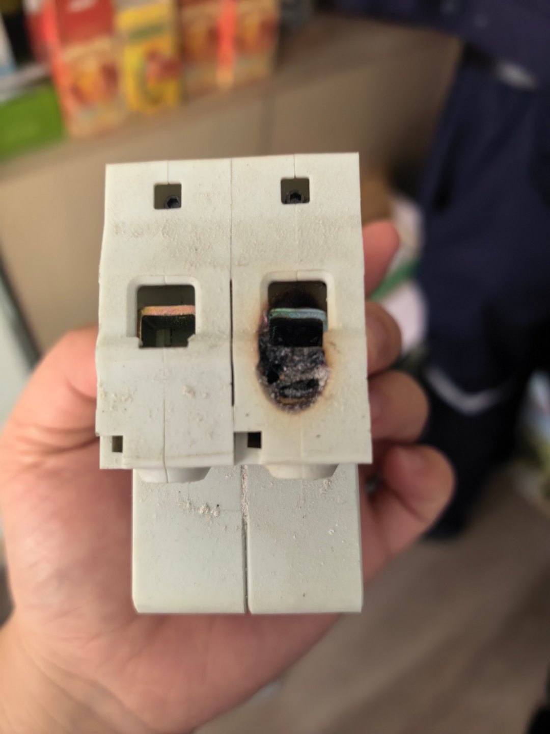 家里电路最容易烧起来的地方,不是墙里的万可:6个异常信号和一张分诊表