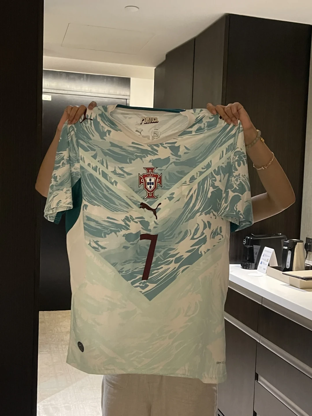 彪马球衣被直播撕烂好几次，C罗球衣却在得物从499涨到2259元：想买之前，先搞清楚「球员版」和「球迷版」