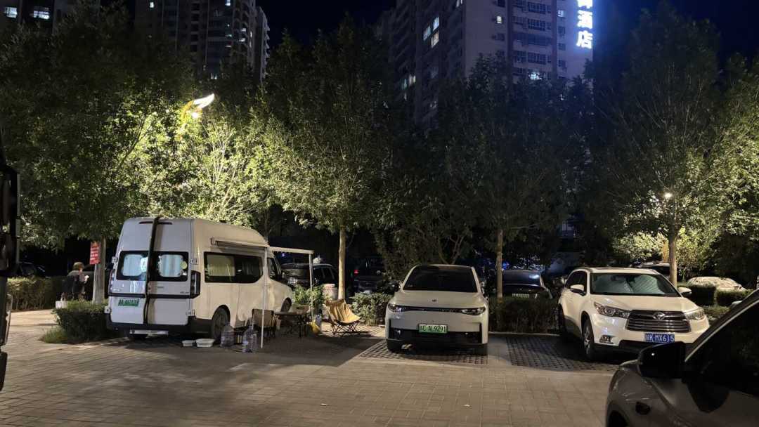 赛里木湖电话里还是「不让露营」,独库8月已落初雪:中秋国庆拼假的床车党,先把窗口、红线和四笔账算清