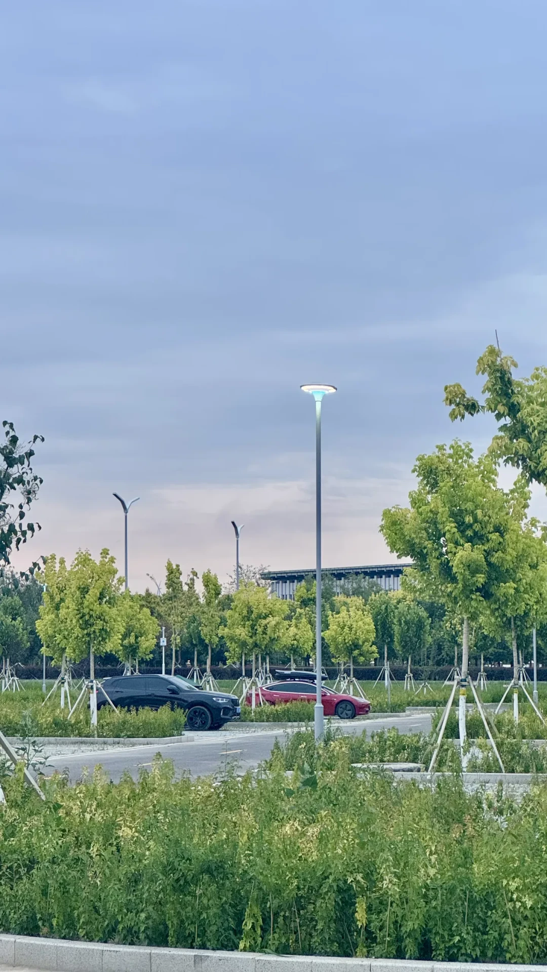 空调一晚实测6度电:这个夏天,拖挂房车的“用电焦虑”被评论区扒了出来,四条供电路线算完,答案不是堆电池