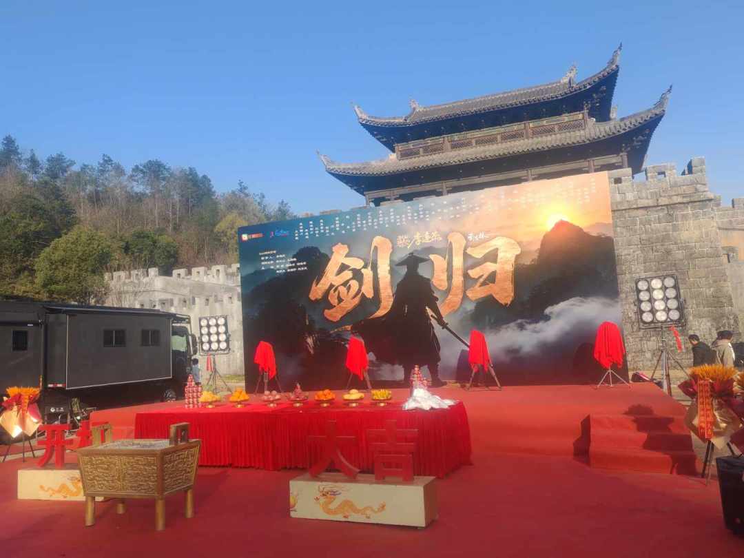 李连杰零片酬拍《剑归》只露五六分钟:先别急着唏嘘,看完这三步再决定要不要捧场