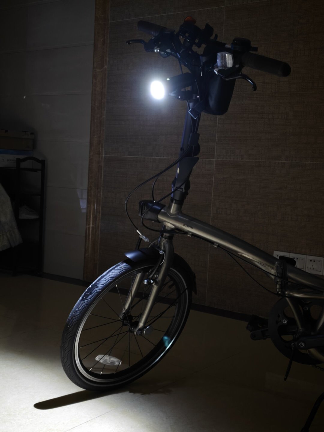 折叠车的灯，比折叠车还难买：翻完20多篇夜骑帖和装车教程，我把大行、小布、迪卡侬的买灯装灯路线各理了一遍