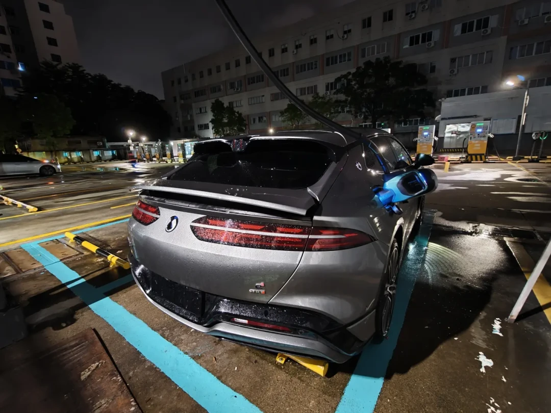 第10000座闪充站落成,车主却在说“闪充变慢充”:想交闪充车的订金,先把这块“大充电宝”的账算清楚