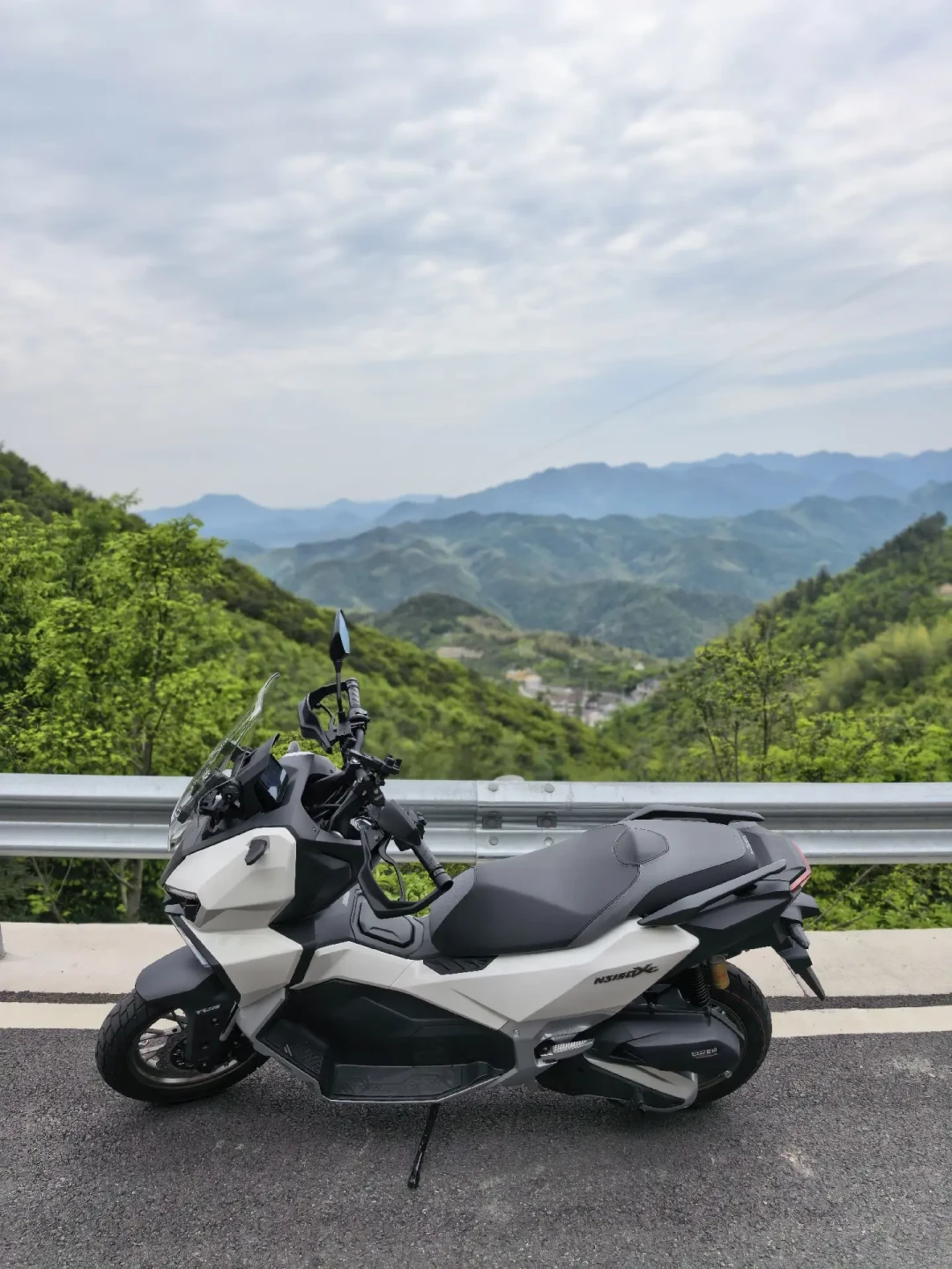 官方把弯道ABS摆上了台面:NS150XC这两万块,多少买安全、多少买溢价?