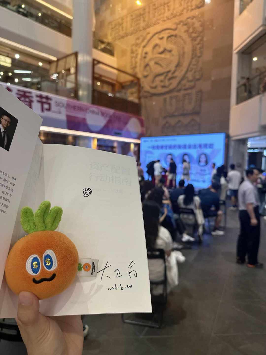 凭机票入场、亲友票、500订阅门槛挡住听众：翻了两周9场播客线下，我给“想见耳机里的人”写了路线和成本账
