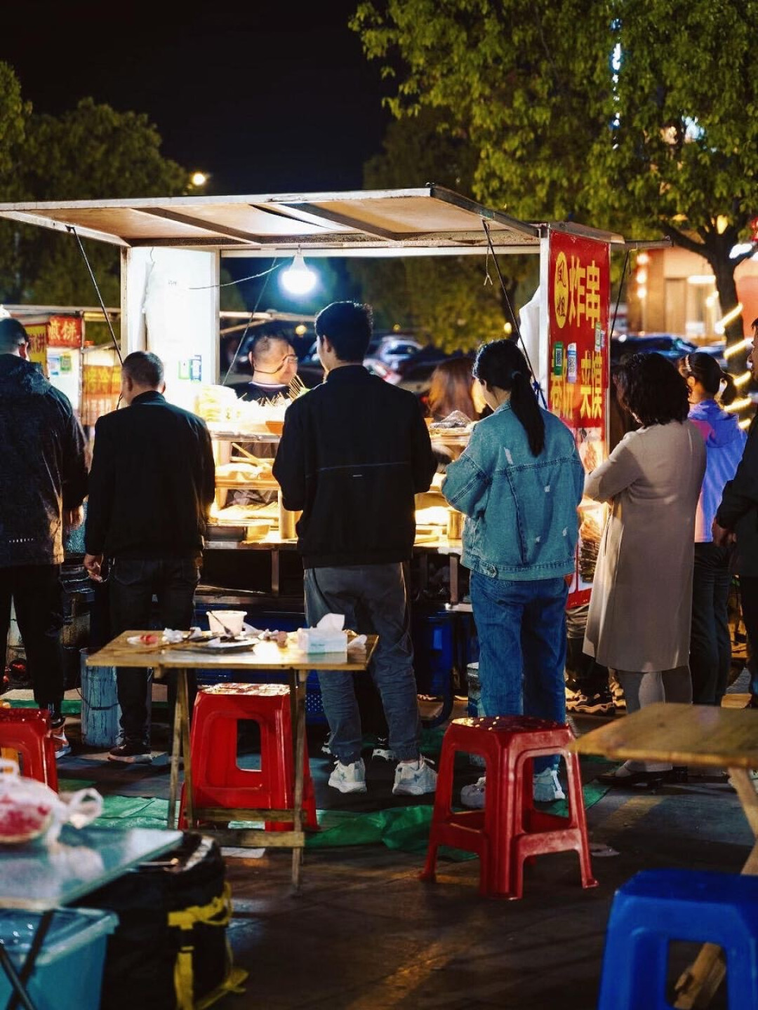 半年闭店超5300家,卤味三巨头打不过路边摊?需求没消失,只是换了个地方(附避坑指南)