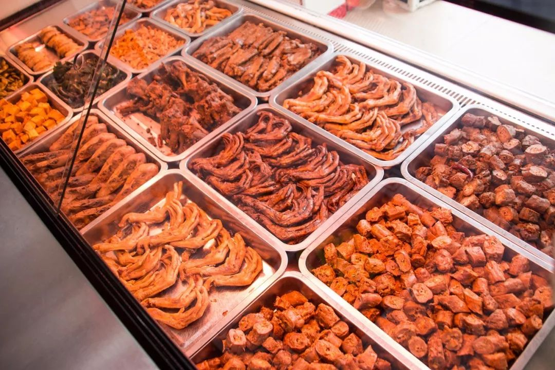 半年闭店超5300家,卤味三巨头打不过路边摊?需求没消失,只是换了个地方(附避坑指南)