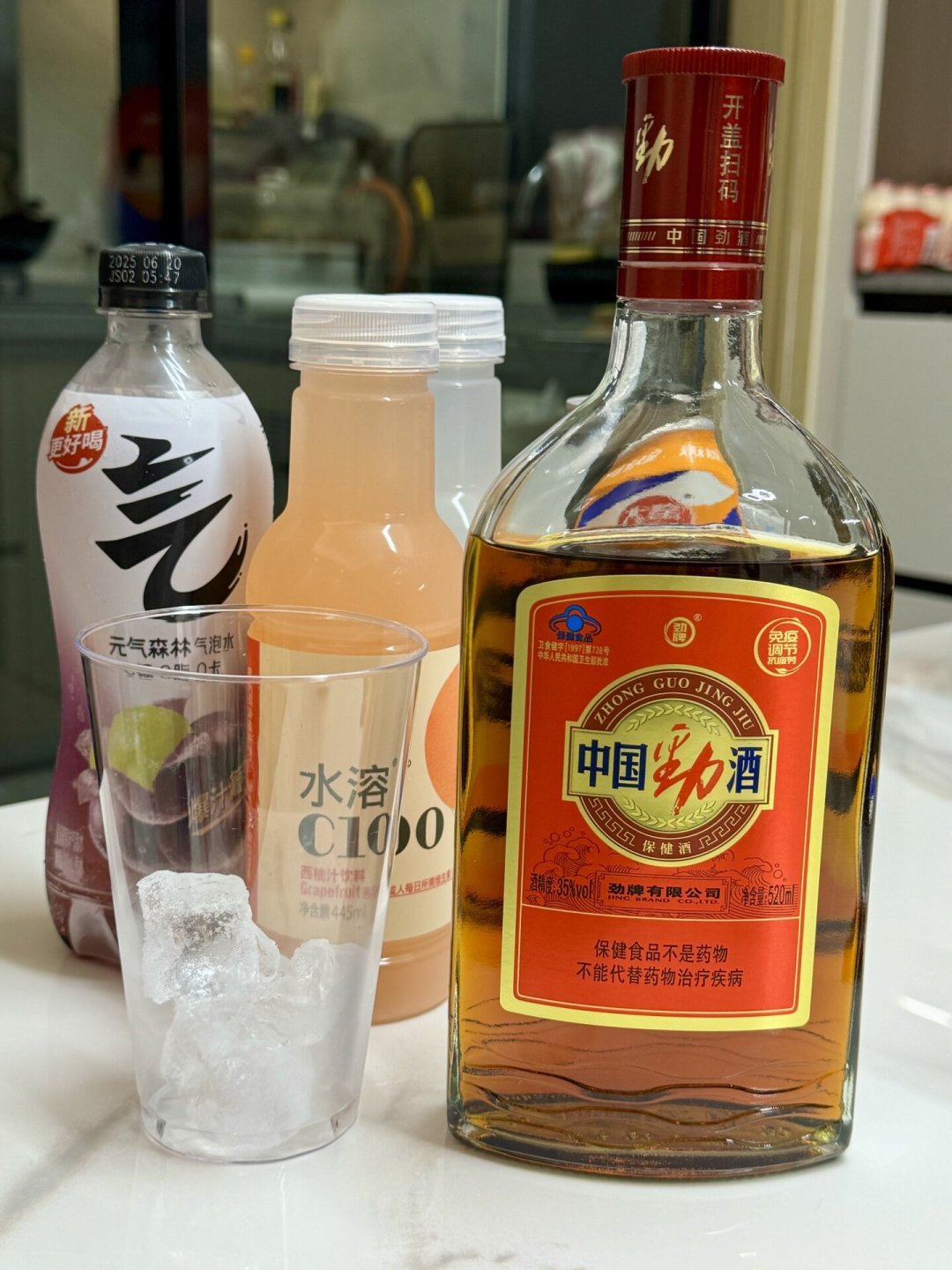 劲酒调酒火遍全网,喝之前先算三笔账:一小瓶的酒精量≈2瓶啤酒,获批功效只有2项