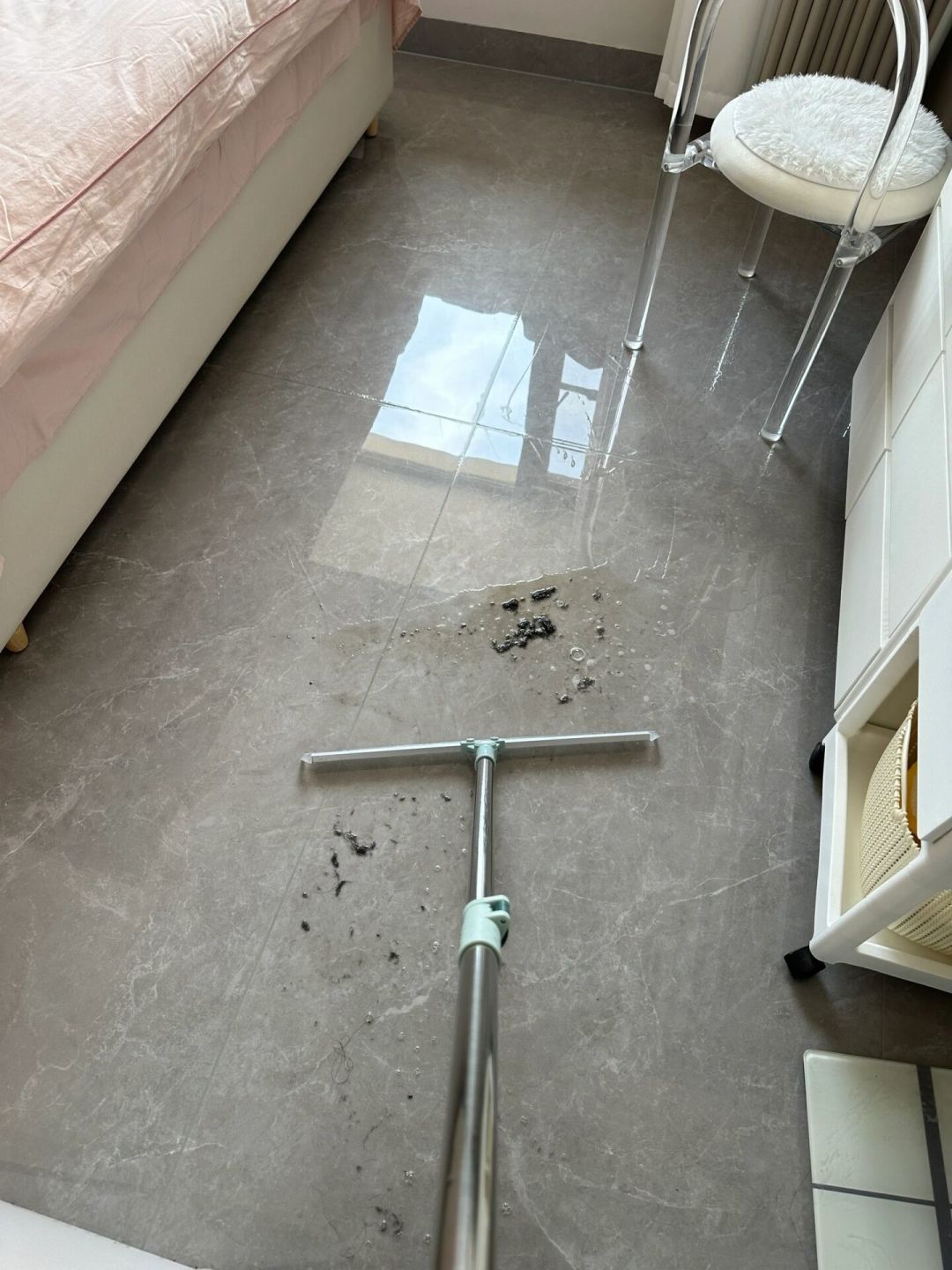 邪修拖地火满一整年:种草帖和翻车帖吵完,这把十几块的扫把到底谁该买