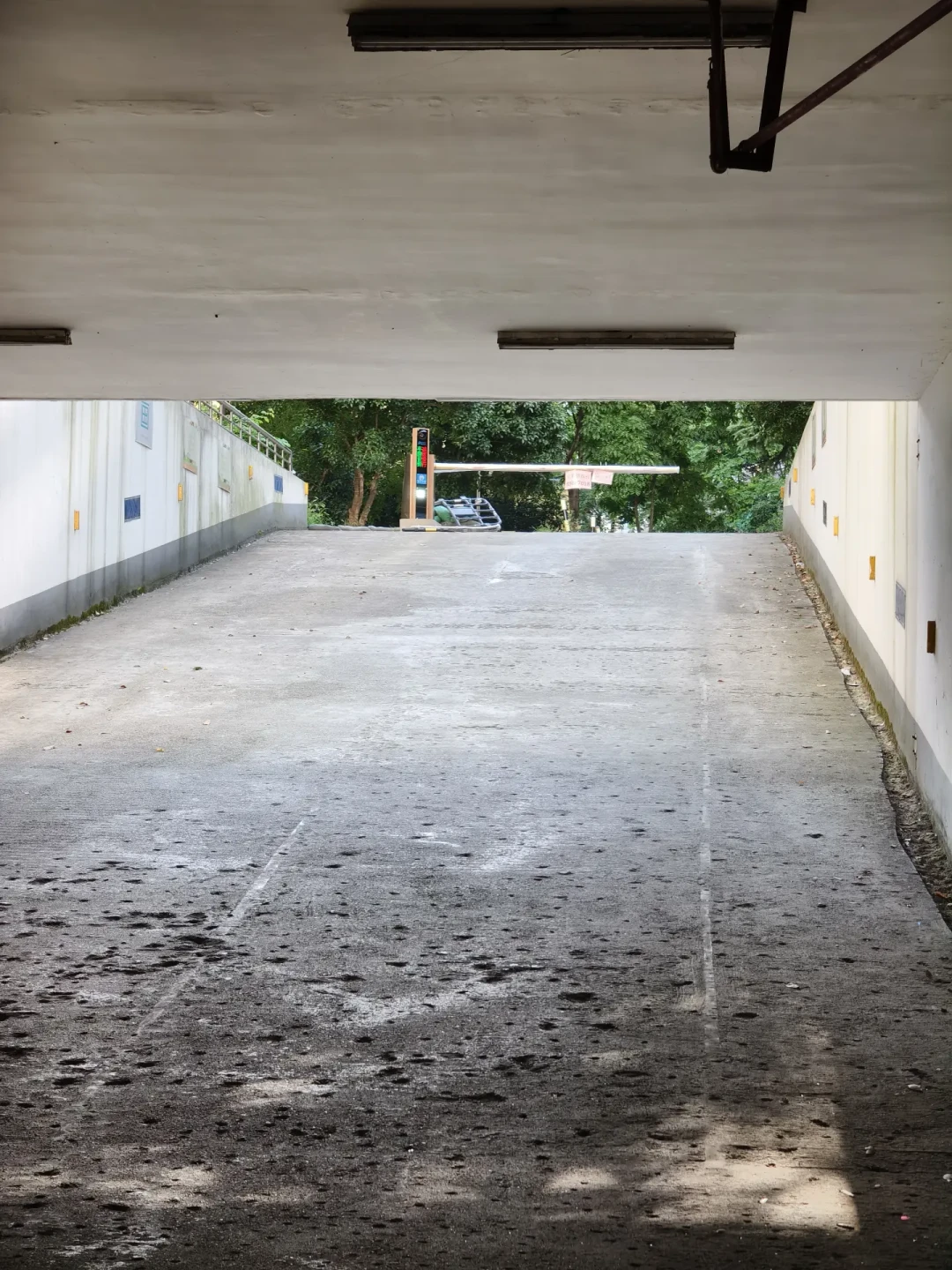 地库出口熄了火,后面车在按喇叭?驾校真没教过这招:坡道起步要按你车的手刹类型分三条路