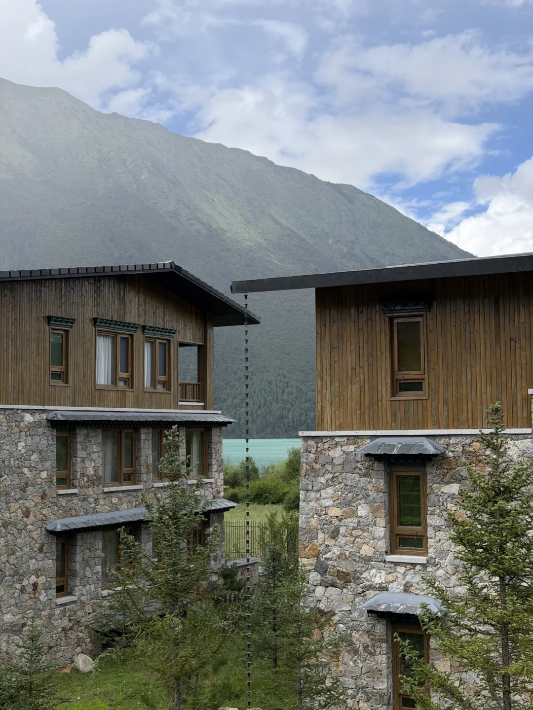 松赞人均27450的团费到底买了啥:翻完一年全网实报实住的团帖,这笔账算清了