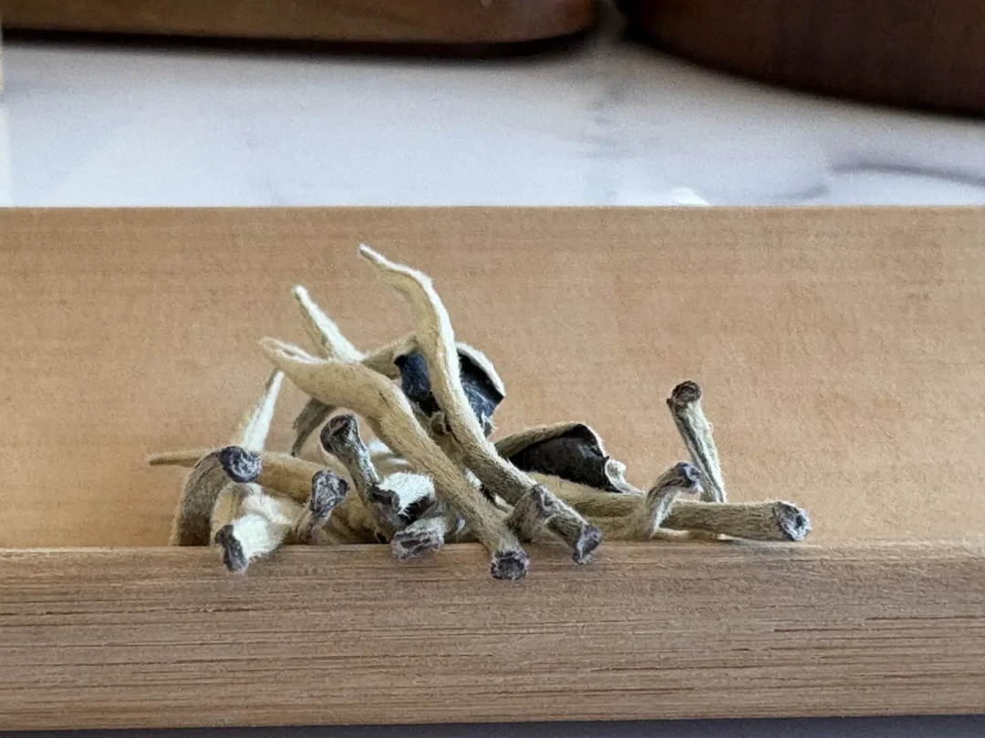 白茶“长期存放”该改改说法了:保质期新规已落地,罐里那点白毛是霉还是毫,日期说了不算