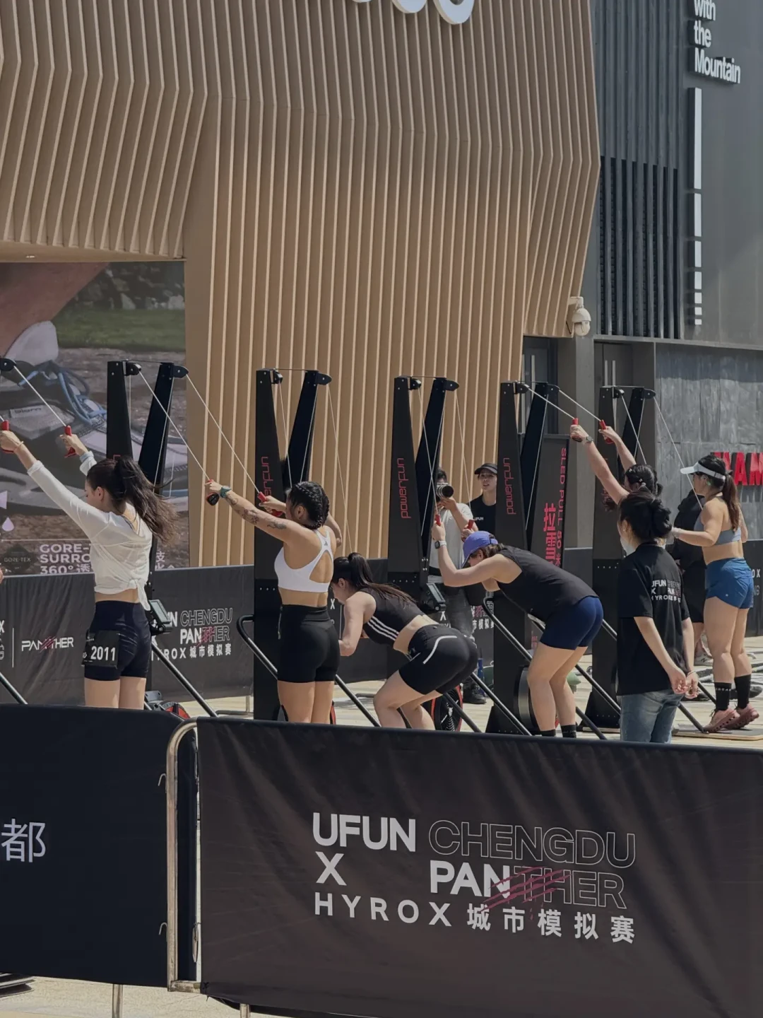 都在跟练HYROX,但你练的和比赛里那场,是两回事:我按官方8站逐项对了遍账