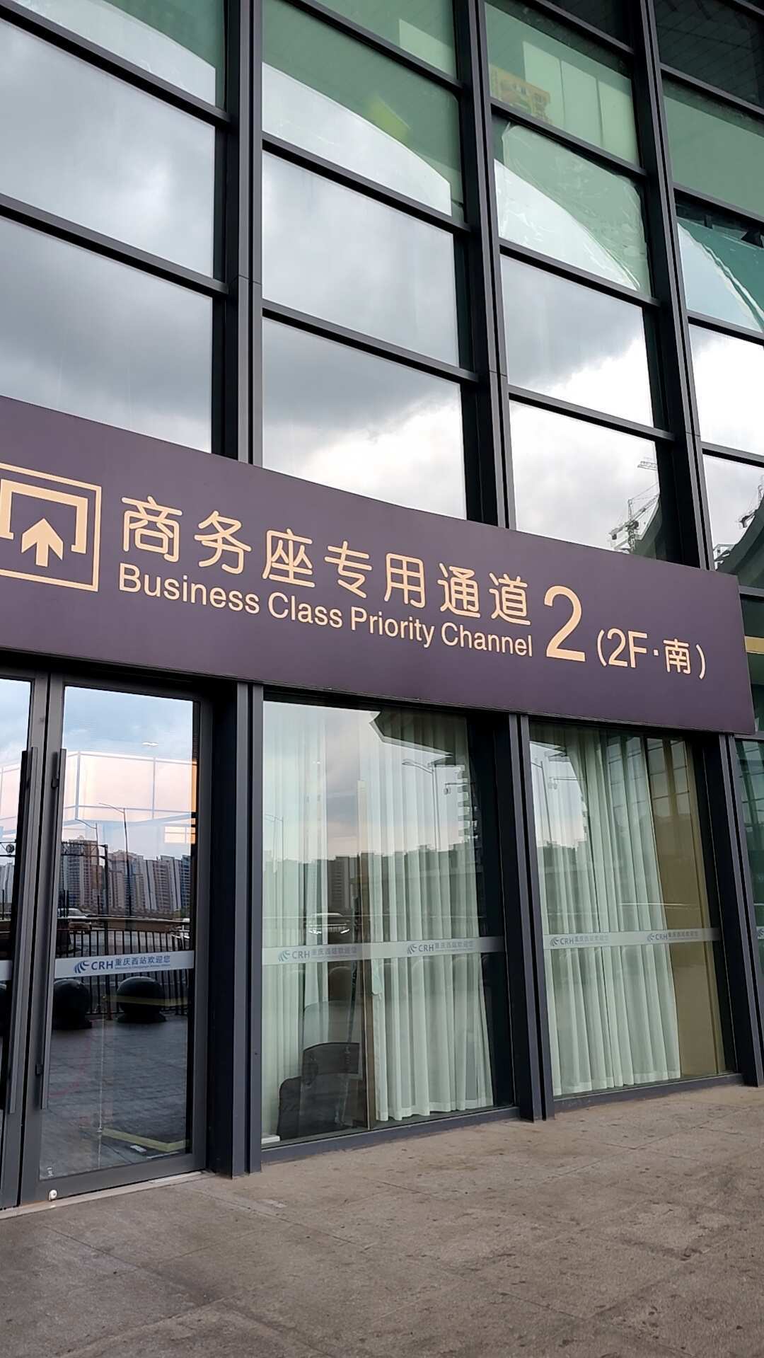 打火机能上高铁,香水却被禁?这个月刷屏的争议,我们把烟具用户的规则、灰区和坑一次理清