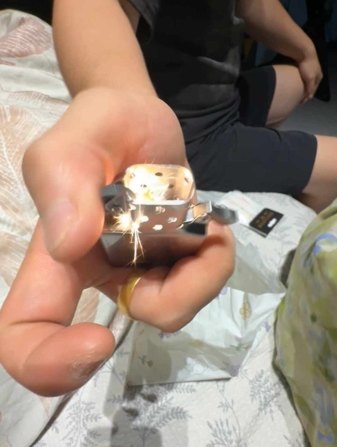 打火机能上高铁,香水却被禁?这个月刷屏的争议,我们把烟具用户的规则、灰区和坑一次理清