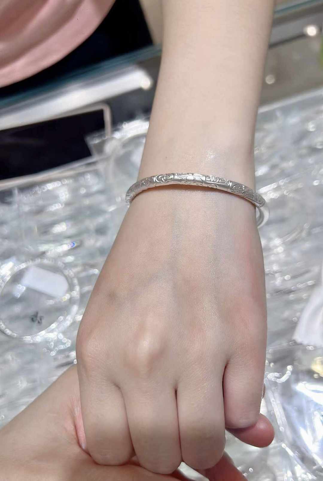国际银价重回70美元,银镯半个月改了3次价签:被金价挤出来的“银镯党”,先看完这三笔账再掏钱