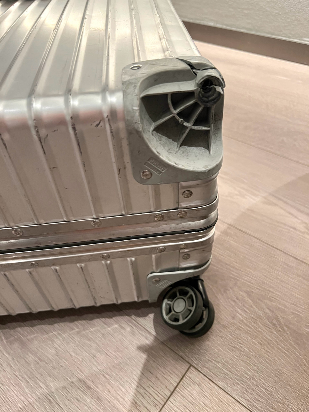 新Rimowa半年坏两次,13年的还在用?翻了全网20多个战损帖:坏的总是同一个地方